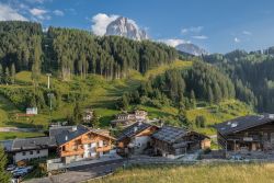 Tipiche case in legno nel villaggio di Santa Cristina, Val Gardena, Trentino Alto Adige - © MoLarjung / Shutterstock.com