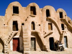 Tipiche costruzioni ksar nella città di Medenine, Tunisia.
