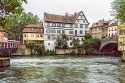 Tipici edifici bavaresi lungo il fiume Regnitz a Bamberga, Germania.


