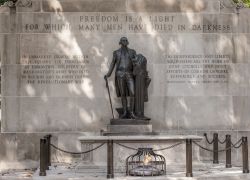 Tomba e lapide commemorativa di un soldato ignoto in Washington Square a Philadelphia, Pennsylvania.