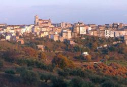 Una panoramica di Toro l'antico borgo nelle colline del Molise