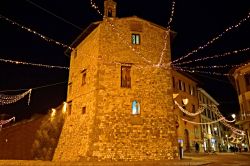 Torre medievale by night nel centro storico di San Casciano in Val di Pesa, Firenze, illuminata in occasione del Natale - © Simona Bottone / Shutterstock.com