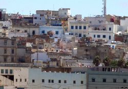 Tradizionale architettura marocchina per le case del centro di Larache. La popolazione della città è di circa 120 mila abitanti. La costruzione recente di nuovi quartieri sta incrementando ...