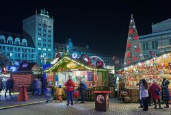 Tradizionale mercatino natalizio di Lipsia illuminato di notte (Germania) - © A G Baxter / Shutterstock.com