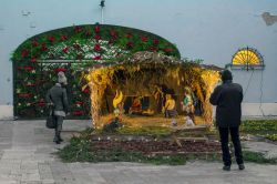 Gente in visita al tradizionale mercato natalizio nella piazza principale di  Szekesfehervar, Ungheria. In questa immagine, la rappresentazione della natività fotografata all'imbrunire  ...