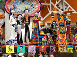 Tradizionali souvenirs messicani e statuine di scheletri in vendita in un mercato di Puebla City, Messico - © Malgosia S / Shutterstock.com