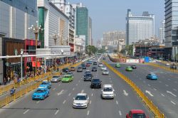 Traffico in Bayi Boulevard, via del centro storico di Nanchang (Cina) - © Sean Xu / Shutterstock.com