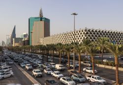 Traffico intenso su King Fahd Road a Riyadh, Arabia Saudita. A fianco, la Riyadh National Library e, sullo sfondo, le torri Al Faisaliah e Kigdom - © Andrew V Marcus / Shutterstock.com