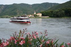 Traghetto per passeggeri sul fiume Danubio nei pressi di Krems an der Donau, Austria - © Dafinchi / Shutterstock.com