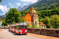 Tram turistico nel Liechtenstein vicino alla Casa Rossa di Vaduz e i suoi vigneti - © RossHelen / Shutterstock.com