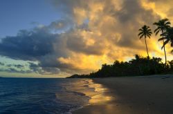 Tramonto a Coral Coast sull'isola di Viti Levu, Figi. Qui si trova la capitale Suva, residenza di circa tre quarti della popolazione.
