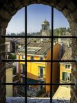 Tramonto a Sirmione visto da dietro la finestra di un antico palazzo, Lombardia.  Siamo in una delle cittadine affacciate sul Lago di Garda più frequentate dai turisti - © Ilham ...