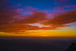 Tramonto a Ta'if, Arabia Saudita. Nuvole color cioccolata impreziosiscono il cielo azzurro di questo territorio della provincia saudita di Makkah.

