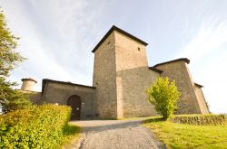Tramonto al Castello di Leguigno vicino a Casina, provincia di Reggio Emilia - © Gigi Peis / Shutterstock.com