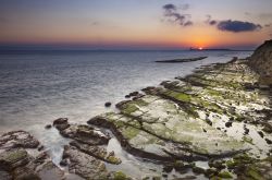 Tramonto sulla costa di Tarifa, Spagna. Una bella immagine del calar del sole lungo il litorale di Tarifa, nei pressi dello Stretto di Gibilterra - © Zorro12 / Shutterstock.com