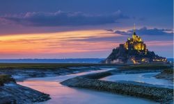 Tramonto spettacolare a Mont Saint-Michel il simbolo della Normandia nel nord della Francia