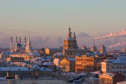 Tramonto sul centro di Kazan in inverno: da sinistra a destra la Moschea Kull Shariff  e il Cremlino - © Studio 72 / Shutterstock.com