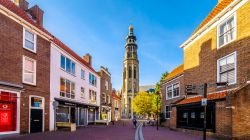 Tramonto sul centro storico di Middelburg con la Long John Tower sullo sfondo, Olanda - © Harry Beugelink / Shutterstock.com