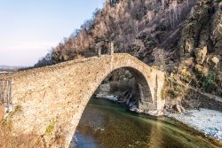 Tramonto sul ponte a schiena d'asino al Ponte del Diavolo di Lanzo Torinese, Piemonte.