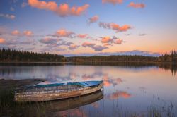 Tramonto sull'Hidden Lake, vicino a Yellowknife in Canada