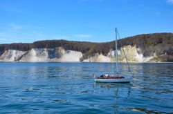 Un tratto della costa dell'isola di Ruegen (Meclemburgo-Pomerania) con le celebri scogliere bianche. E' una delle aree preferite dagli appassionati di hiking e trekking.

