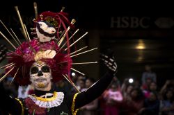 Tipico travestimento per la riccorenza del Giorno dei Morti a Città del Messico, in cui le persone si travestono da scheletro per celebrare i cari defunti e sentirli ancora vicini.
