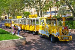 Trenino turistico per le vie di Grasse (Francia), la cittadina della Provenza conosciuta per i suoi fiori e la produzione di profumi - © EQRoy / Shutterstock.com