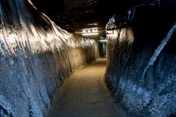 Un lungo tunnel all'interno della miniera di sale a Turda in Romania - © Mirek Nowaczyk / Shutterstock.com 