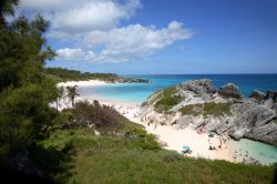 Turisti a Horseshoe Bay, Bermuda: questa spiaggia è una delle più frequentate per i suoi fondali poco profondi.
