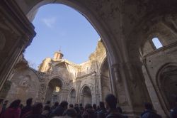 Turisti al Monasterio de Piedra a Nuevalos, Spagna. Fondato nel 1194 da 13 monaci cistercensi, questo luogo sacro era in origine dedicato a Santa Maria la Blanca. Dal 1983 è monumento ...