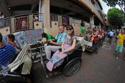 Turisti in attesa di una visita della città con Trishaw Uncle: anche se è molto semplice visitare da soli Singapore, un divertente tour a bordo di questi ecologici mezzi di trasporto ...