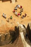 Turisti visti dall'alto della Lion Rock (Sri Lanka). Accanto a loro si nota la grande zampa di leone scolpita nella roccia - © Paravyan Eduard / Shutterstock.com
