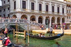 Turisti nei pressi di San Marco a Venezia: la giunta comunale propone il numero chiuso a partire dal 2022 - © Viacheslav Lopatin / Shutterstock.com