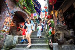 Turisti per le vie della città di Chiufen, Taiwan - © NH / Shutterstock.com