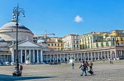 Turisti su Piazza Plebiscito di Napoli, sullo sfondo la Basilica di San Francesco di Paola - © Moskwa / Shutterstock.com