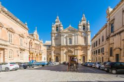 Turisti su un calesse trainato dai cavalli a Mdina, nelle vecchie stradine, Malta - © Nejdet Duzen / Shutterstock.com