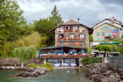 Turisti sulla terrazza di un ristorante di Yvoire, sulle rive del Lago Lemano (Francia) - © Julia Kuznetsova / Shutterstock.com