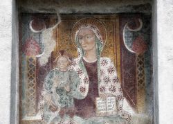 Un affresco della Vergine Maria fotografato a Berbenno in Valtellina- © Fulcanelli / Shutterstock.com