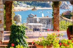 Un angolo di Tossa de Mar tra piante fiorite e mare splendente, in pieno stile mediterraneo - è un paesaggio tipico mediterraneo quello che accoglie i visitatori a Tossa de Mar, gioiello ...