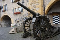 Un antico cannone nel cortile interno del castello di Murten, Svizzera - © Valery Shanin / Shutterstock.com