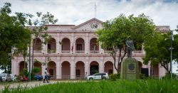 Un antico palazzo nel centro storico di Asuncion, capitale del Paraguay - © Iakov Filimonov / Shutterstock.com