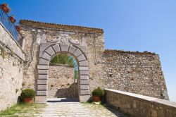 Un arco di accesso al castello di Sant'Agata di Puglia, Italia. Nel tempo questa rocca perse la sua funzione difensiva trasformandosi in residenza abitativa prima di essere abbandonata. ...