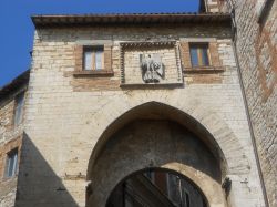 Un arco in muratura nella cittadina medievale di Todi, Umbria. 
