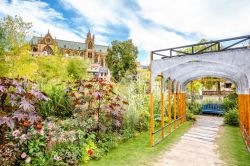 Un bel giardino in Piazza della Commedia a Metz, Francia. Sullo sfondo, la cattedrale cittadina dedicata a Santo Stefano.



