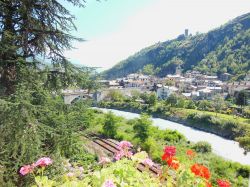 Un bel panorama della cittadina di Introd, Valle d'Aosta. Il paese a 880 metri di altitudine sorge all'imbocco della Valle di Rhemes e della Valsavarenche.
