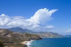 Un bel panorama di Basseterre, St. Kitts and Nevis, Indie Occidentali. A fare da cornice montagne e oceano.


