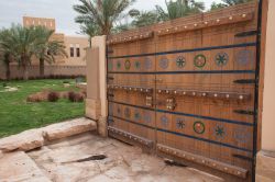 Un bel portone in legno decorato e scolpito a Riyadh, Arabia Saudita.
