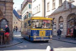 Un bus colorato in transito in una via del centro di Bamberga, Germania - © Apple Kullathida / Shutterstock.com