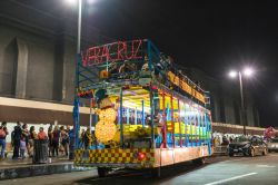 Un bus turistico durante un tour by night nel porto di Veracruz, Messico - © Aberu.Go / Shutterstock.com