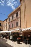 Un caffé all'aperto in un vicolo del centro storico di Marsala, Sicilia - © Valery Rokhin / Shutterstock.com